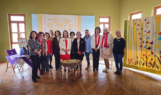 Burhaniye'de Cumhuriyet Kadınları El Emeği Sergisi