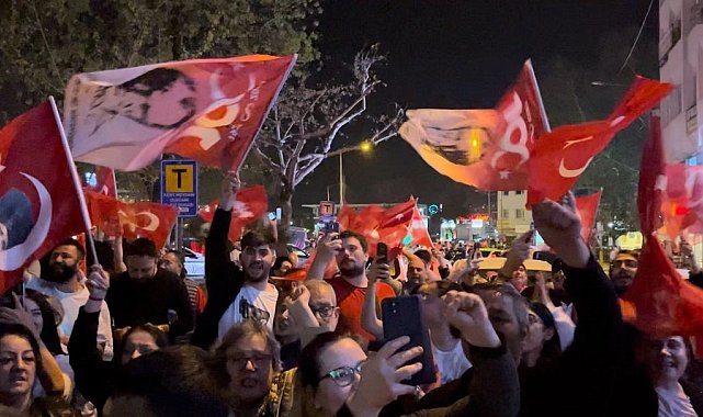 Bursa'da CHP'liler kutlamalara başladı