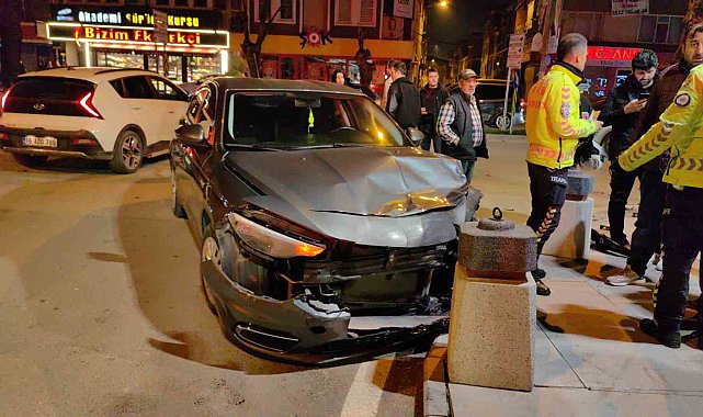 Bursa'da otomobille motosikletin çarpıştığı feci kaza kamerada