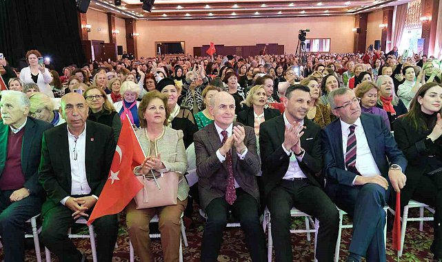 Büyükçekmece'de Kadınlar Günü'nde gökyüzüne mor balon bırakıldı