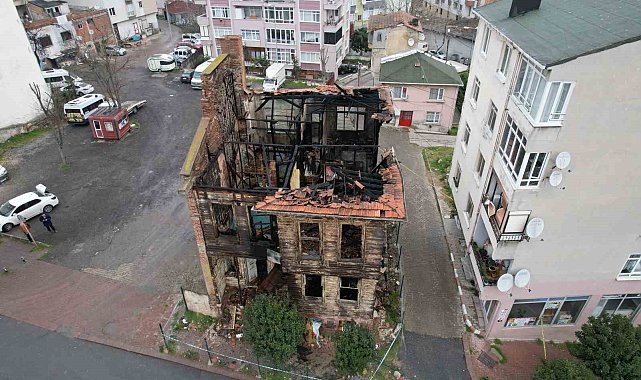 Büyükçekmece'de Rumlardan kalma 121 yıllık tarihi ahşap bina, kül oldu