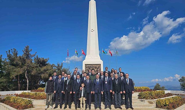 Büyükelçi Memmedov Azerbaycan Anıtı'na çiçek bıraktı