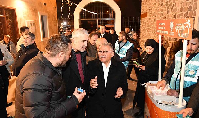 Büyükkılıç, teravih sonrası vatandaşlarla buluştu