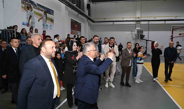 Büyükkılıç, Voleybol Turnuvası'nda dereceye giren takımlara ödüllerini takdim etti
