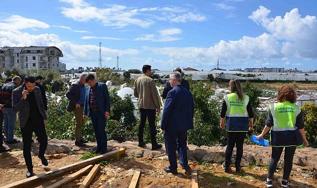 Büyükşehir Belediyesi, hortumdan etkilenen Alanyalı üreticilerin yaralarını sarıyor