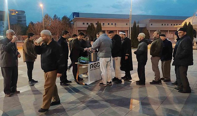 Cami çıkışında sıcak karşılama