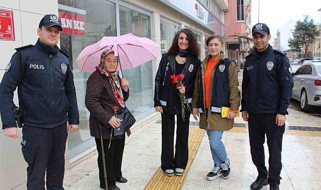 Çan Polisinden kadınlara karanfilli kutlama
