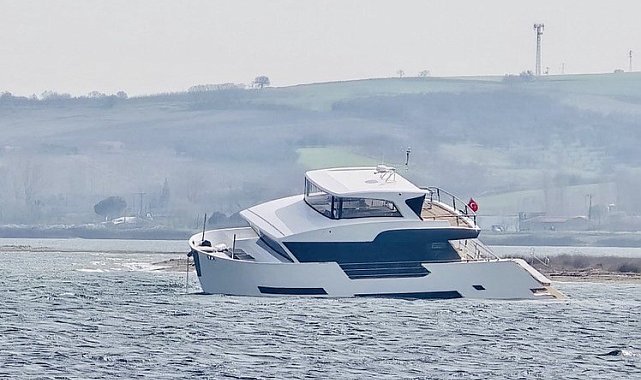 Çanakkale Boğazı'nda karaya oturan tekne kurtarıldı