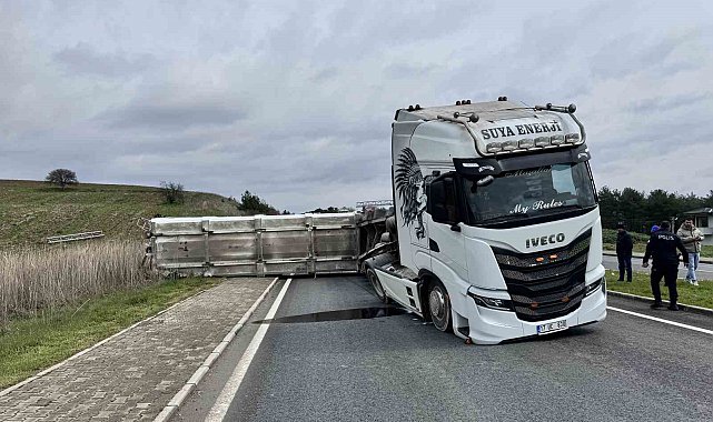 Çanakkale'de seyir halindeyken tırın açılan dorsesi PTS'ye çarptı