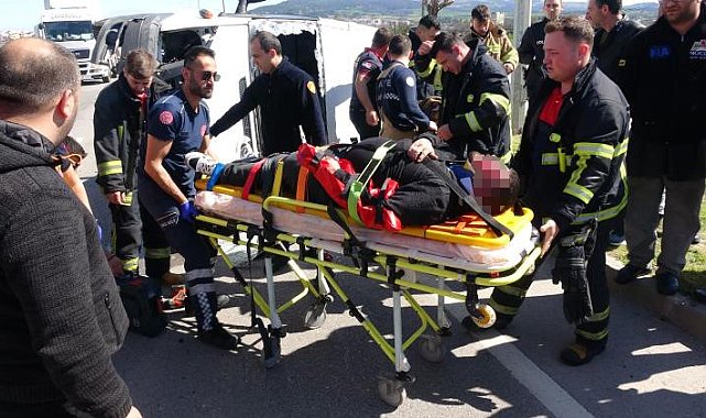 Çanakkale'de yemek taşıyan minibüs devrildi, sürücü yaralandı