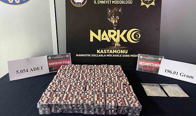 Çantaya zulalanmış binlerce uyuşturucu hap ile metamfetamin yakalandı: 3 kişi tutuklandı