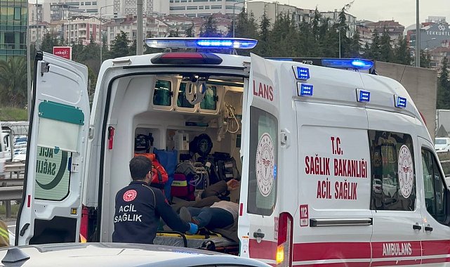 Çarpışan otomobillerden biri bariyere vurdu: 2 yaralı