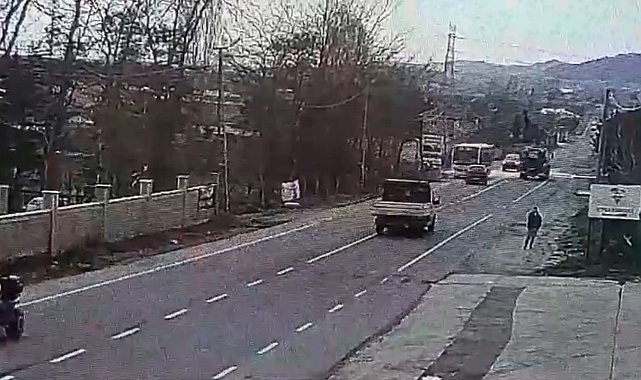 Çatalca'da otomobilin İETT otobüsüne çarptığı an kamerada