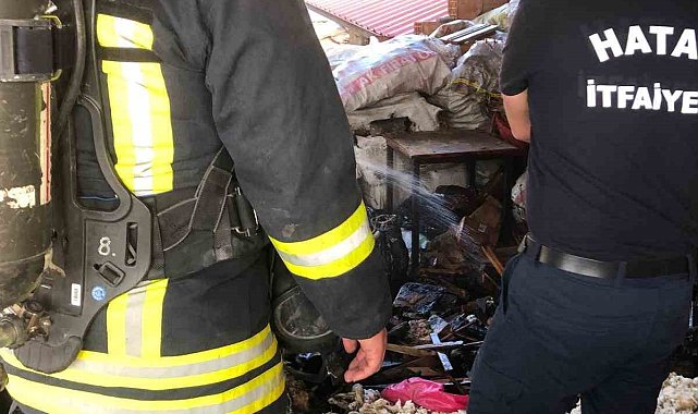 Çatıda çıkan yangını itfaiye ekipleri söndürdü