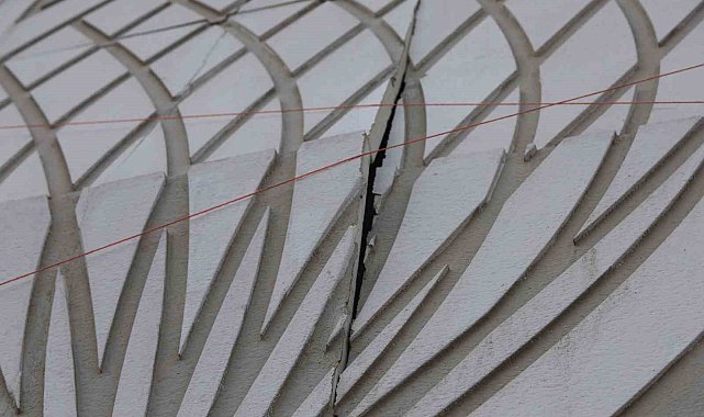 Çatlayan dış cepheye çamaşır ipiyle önlem