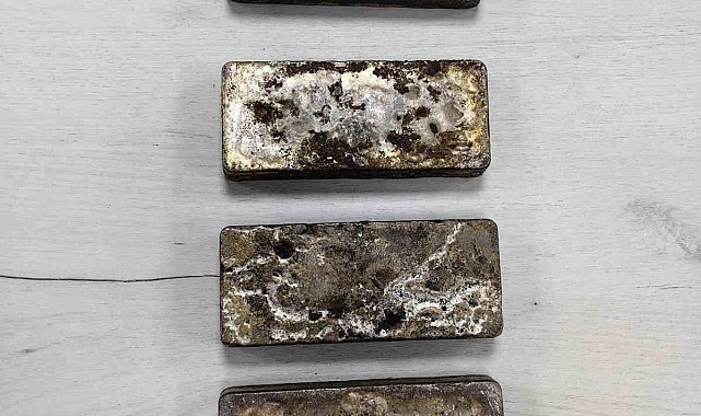 Cep telefonu şeklindeki getirdiği 14 kilo gümüş külçe Bulgar gümrüğüne takıldı