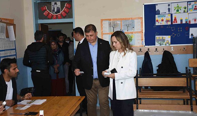 CHP'nin İzmir adayı Cemil Tugay, eşiyle birlikte oyunu kullandı