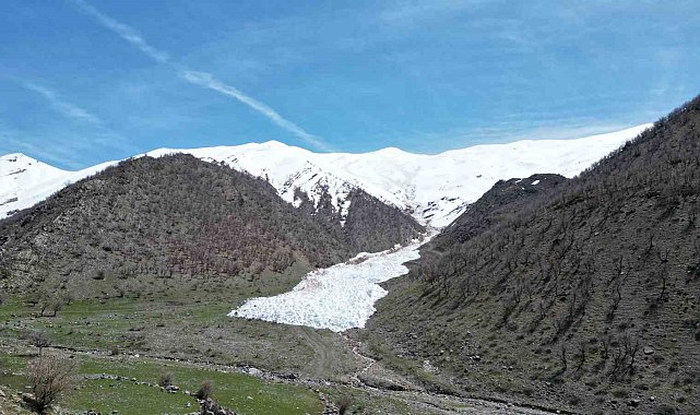 Çığ düştü, dev kar kütleleri görüntülendi