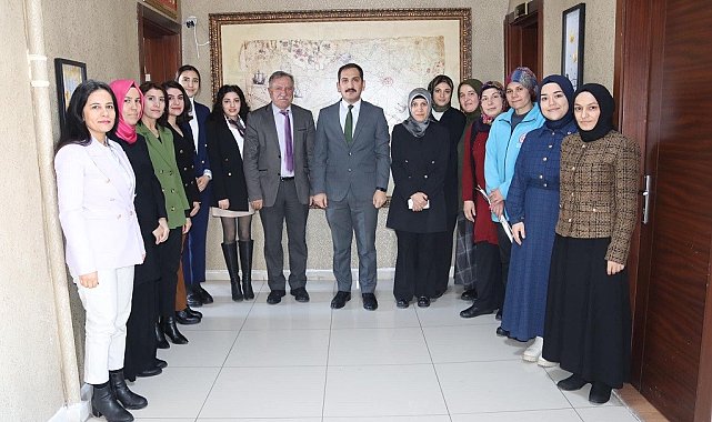 Çıldır Kaymakamı İpek, Kadınlar Gününü Karanfillerle Kutladı