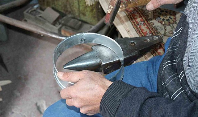 Çırak olarak girdiği dükkanda 40 yıldır mesleğini sürdürüyor