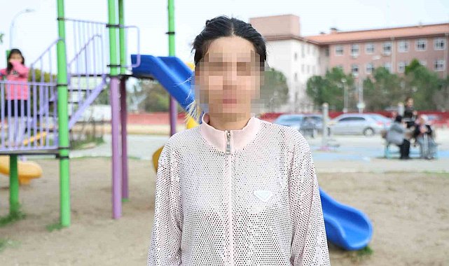 Çocuğuyla parkta ilgilenirken düğünde takılan 420 gram altını çalındı