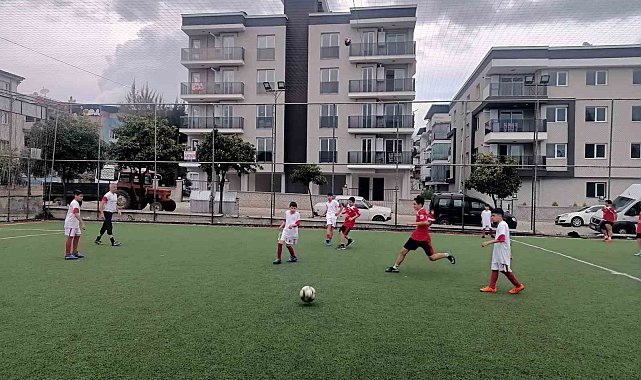 Çocuk evlerindeki gençler halı sahada ter döktü