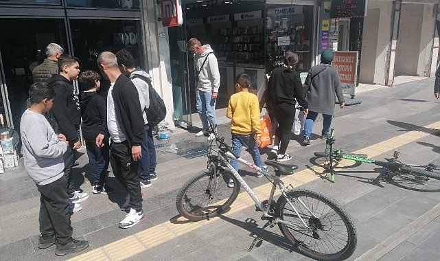 Çocuk, kontrolünden çıkan elektrikli bisikletle birlikte vitrinden içeri girdi