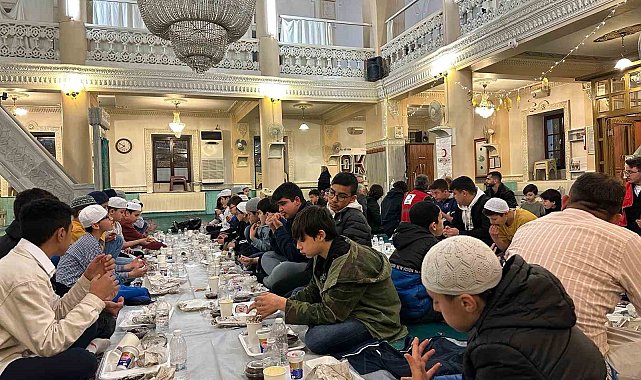 Çocuklar oruçlarını camide açtı