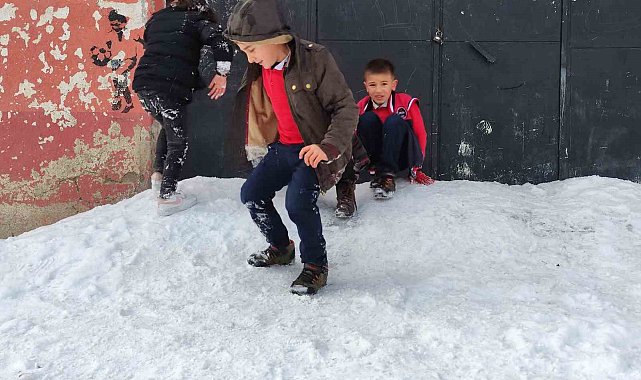 Çocukların düşe kalka kayak keyfi