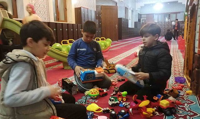 Çocuklu Cami'de anne babalar namaz kılarken çocukları oyunlar oynuyor