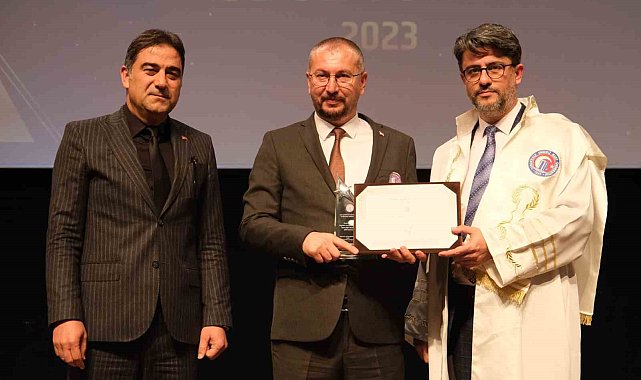 ÇOMÜ'den Ezine Gıda İhtisas Organize Sanayi Bölge Müdürü Alper Altınok'a ödül