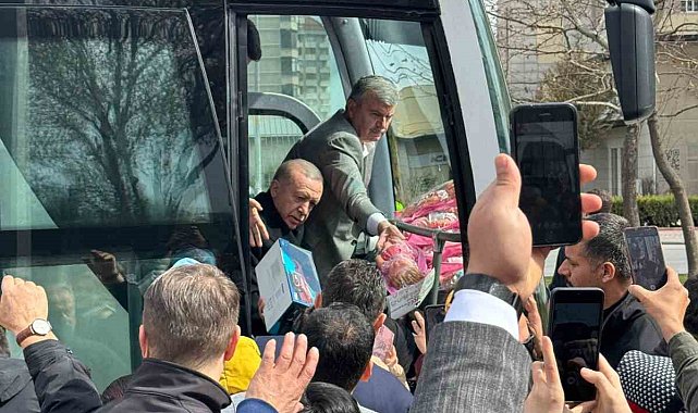 Cumhurbaşkanı Erdoğan çocuklara hediye dağıttı
