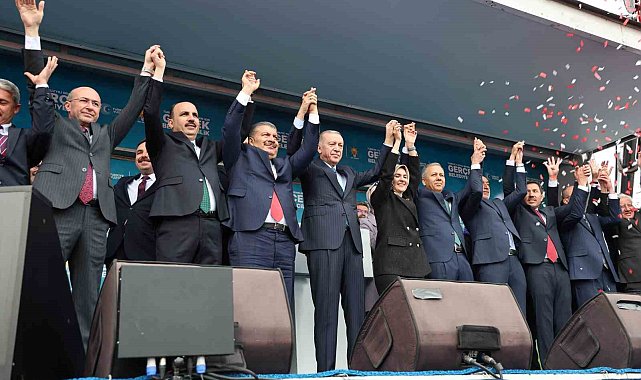 Cumhurbaşkanı Erdoğan: "Eser ve hizmet siyaseti konusunda hamdolsun ülkede elimize su dökecek kimseyi tanımıyoruz"
