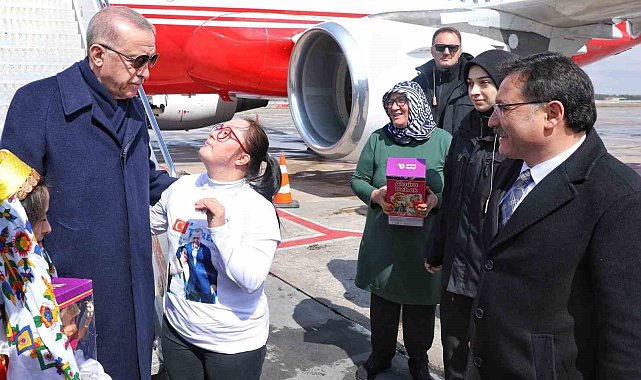 Cumhurbaşkanı Erdoğan'ı Kayseri'de Down sendromlu öğrenciler karşıladı