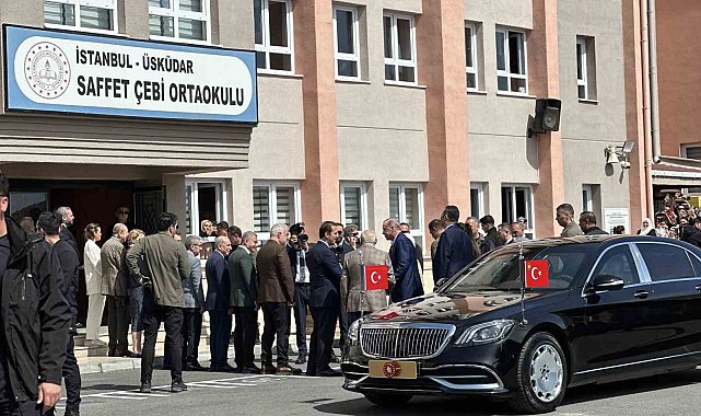 Cumhurbaşkanı Recep Tayyip Erdoğan, 31 Mart Mahalli İdareler Genel Seçimleri için oyunu kullanmak üzere Üsküdar'daki Saffet Çebi Ortaokulu'na geldi.