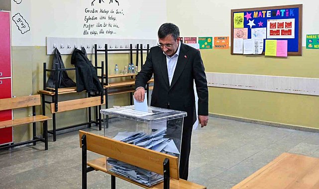Cumhurbaşkanı Yardımcısı Yılmaz, oyunu Ankara'da kullandı
