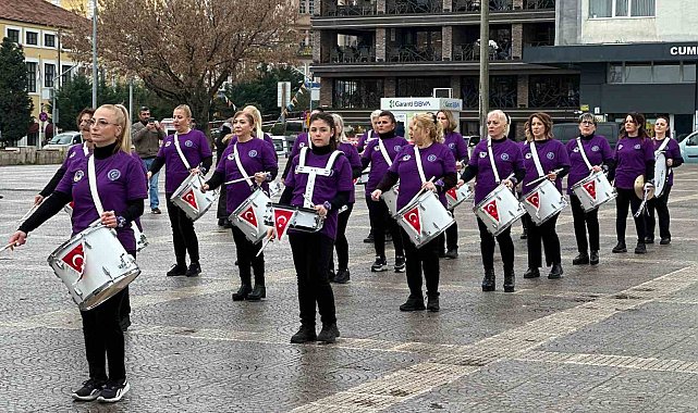 Cumhuriyet Kadınları Bando Takımı'ndan 'Kadınlar Günü' gösterisi