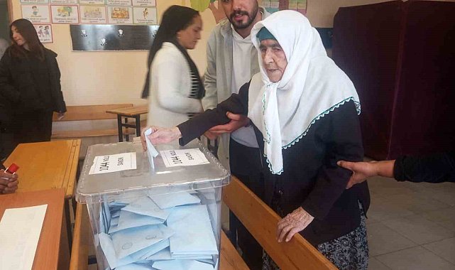 Çüngüş'te 96 yaşındaki seçmen oyunu kullandı