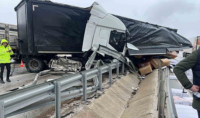 D100'de bariyerlere çarpan tırdaki 2 kişi yaralandı