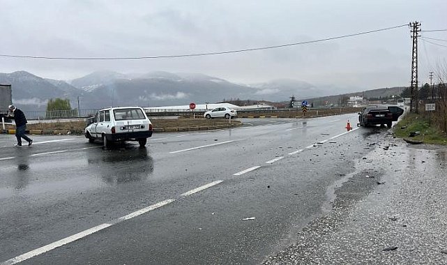 D100'de iki otomobil çarpıştı: 5 yaralı