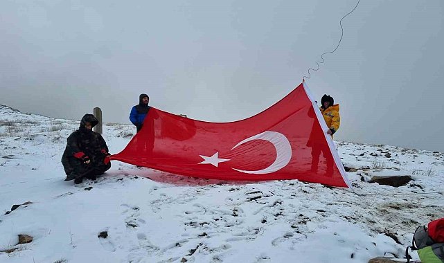 Dağcılar, yıpranan Türk Bayrağı'nı değiştirdi