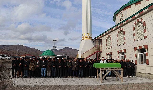 Darıca'da öldürülen genç kadın memleketi Erzurum'da toprağa verildi