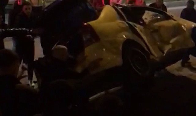 Defalarca takla atan ticari taksi, halk otobüsüne çarparak durabildi: 1 yaralı
