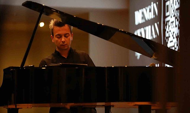 Dengin Ceyhan'ın piyanonun kadınları resitali büyük beğeni topladı