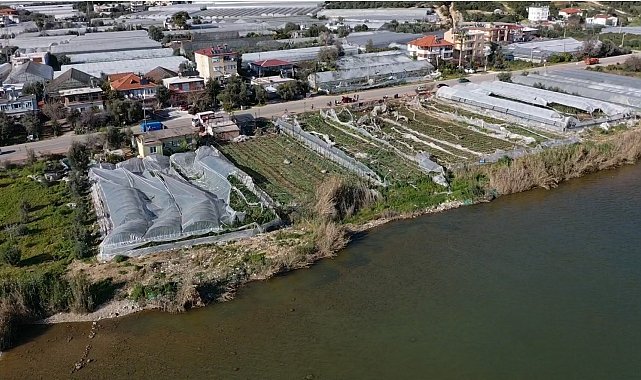 Denizden gelen hortum seralara yaklaştıkça ''Allah'ım sen koru" diyerek dua ettiler