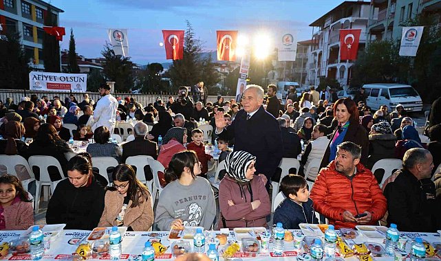 Denizli Büyükşehir iftar sofrasını Zeytinköy'de kurdu