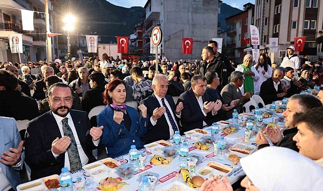 Denizli Büyükşehirin iftar sofrası Bağbaşı'nda kuruldu