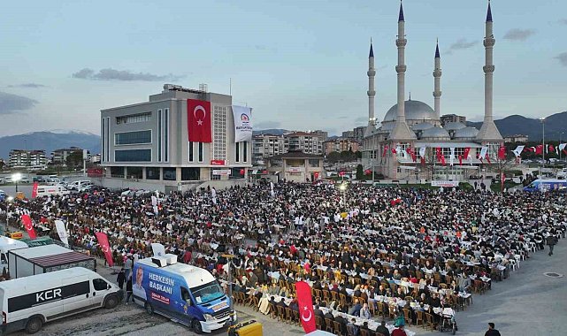 Denizli Büyükşehrin iftar sofrasında 10 bin kişi bir araya geldi