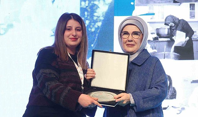 Depremde ailesini kaybedince fabrikanın başına geçen Buket: "Çalışanlarımız beni Buket olarak biliyordu ama şimdi patron olarak biliyor"