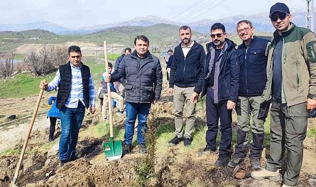 Depremde hayatını kaybedenlerin anısına bin fidan toprakla buluştu